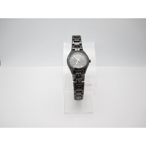 Women QMax Quartz WR Analog 25mm Dial Causal Round Watch (F637) - Picture 5 of 10